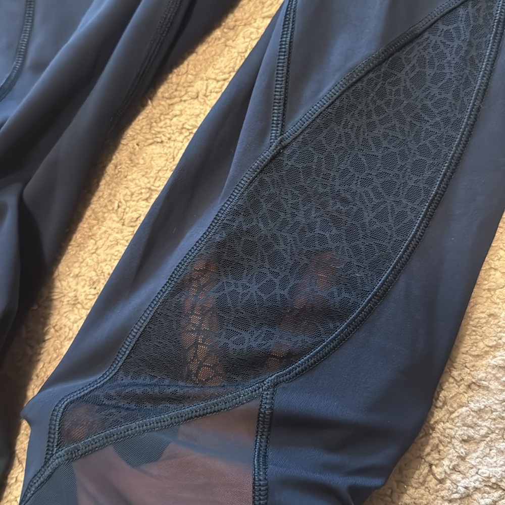 Lululemon Twist and Train crop (19”) - Picture 4 of 8